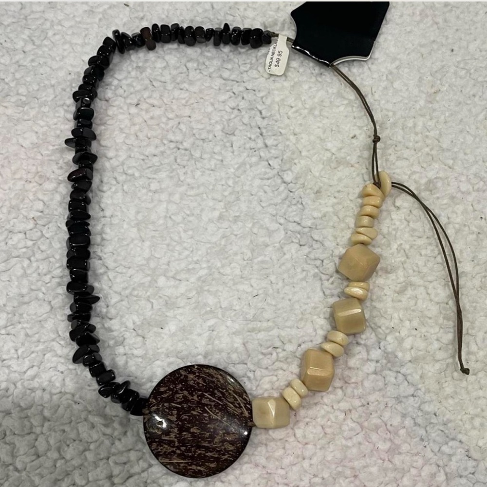 . TAGUA BLACK AND WHITE NECKLACE